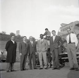 Spedizione di Mietitrebbie M 75 : visita di rappresentanti : foto di gruppo